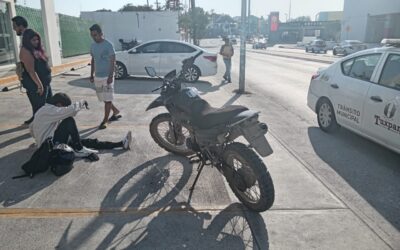 Choque frente a LIVERPOOL deja a un motociclista con lesiones leves