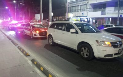 Taxista le da por «Detroit» a una ONYX en el Bulevar Reyes Heroles