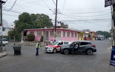 Fuerte choque en el centro de Tuxpan deja solo daños materiales