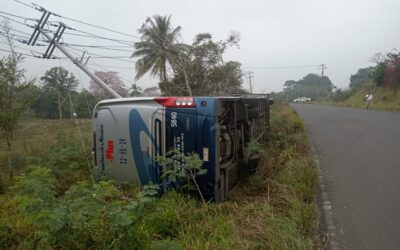 Autobús vuelca en la carretera Tuxpan–Tamiahua; solo daños materiales