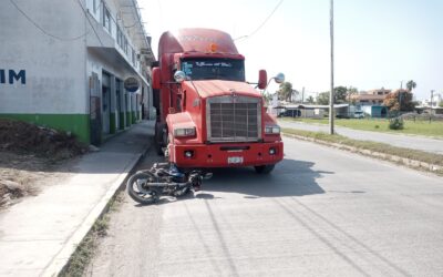 Accidente en la López Mateos: trailero no ve una motocicleta estacionada y la impacta