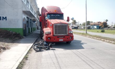 Accidente en la López Mateos: trailero no ve una motocicleta estacionada y la impacta