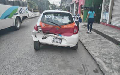 ¡TREMENDA CARAMBOLA EN TUXPAN! UN VEHÍCULO FANTASMA PROVOCA CAOS EN LA COLONIA ROSA MARÍA