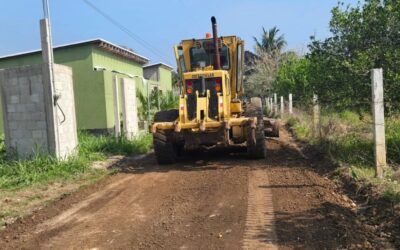 Se rehabilitan calles y accesos de las comunidades Monte Grande y Juana Moza