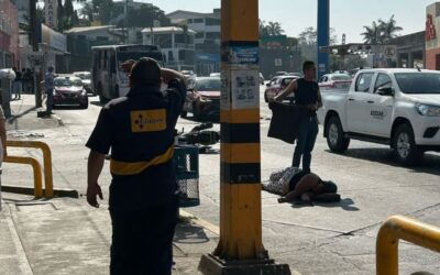 Octagenario CHOCA frente a Liverpool: Deja a una mujer en estado crítico