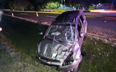 Noche alocada en la México-Tuxpan: Conductora vuelca su auto cerca de Ceiba Rica