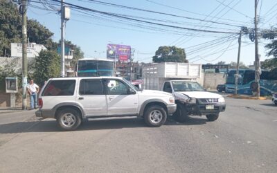 Choque frente a TRACTORES deja solo daños materiales