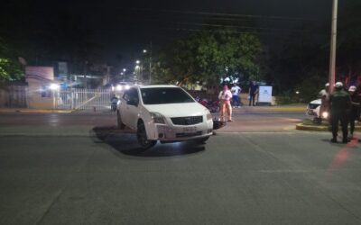 Choque entre automóvil y motocicleta en la Avenida de Las Américas; no hubo lesionados