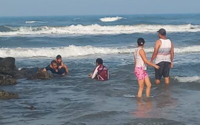 Rescatan a tres personas en playa San Antonio; dos son menores
