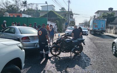 Motociclista lesionada tras choque en la calle Arteaga frente a SU BODEGA