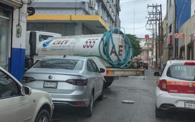Choca Pipa de CAEV contra Auto Mal Estacionado en el Centro de Tuxpan y desata Furia en Chisme Tuxpeño