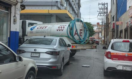 Choca Pipa de CAEV contra Auto Mal Estacionado en el Centro de Tuxpan y desata Furia en Chisme Tuxpeño