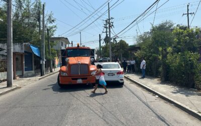 Se dan beso de «cachetito» en la entrada a la Insurgentes
