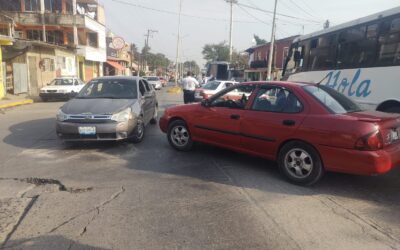 Choque sin lesionados en el libramiento López Mateos de Tuxpan
