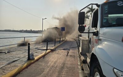 Incendio en refugio de indigentes bajo el bulevar moviliza a cuerpos de emergencia