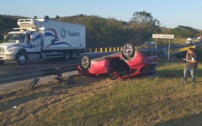 Neumático de tráiler impacta a vehículo y provoca volcadura en la México-Tuxpan