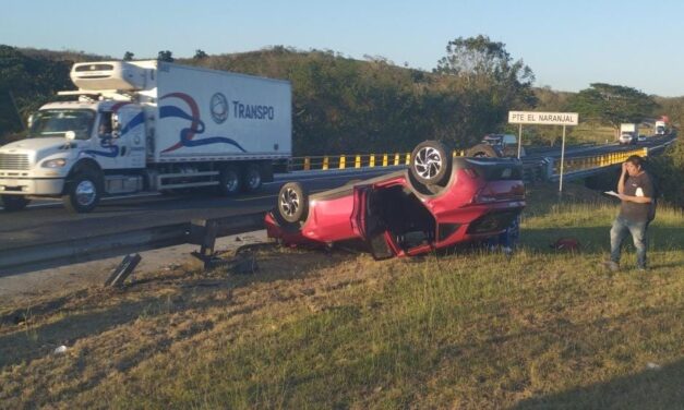 Neumático de tráiler impacta a vehículo y provoca volcadura en la México-Tuxpan