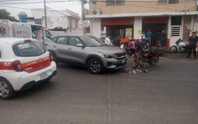 Ancianita impacta motocicleta en la colonia Los Artistas