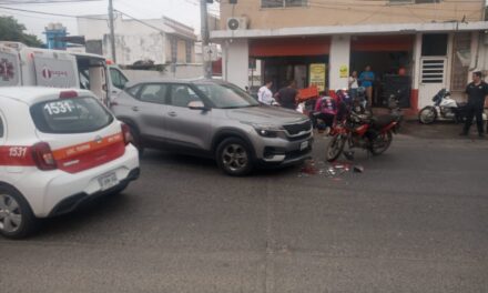 Ancianita impacta motocicleta en la colonia Los Artistas