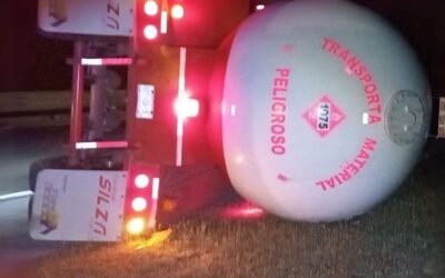 PIPA DE TOMZA VOLCADA Y CARGADA DE GAS LP GENERA PÁNICO EN LA MÉXICO-TUXPAN