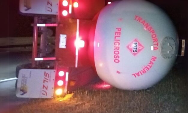 PIPA DE TOMZA VOLCADA Y CARGADA DE GAS LP GENERA PÁNICO EN LA MÉXICO-TUXPAN