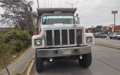 Sólo daños materiales en choque entre camión de volteo y Jetta