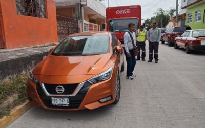 Camión refresquero choca contra vehículo estacionado en la colonia Escudero; sólo daños materiales