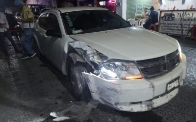 Aparatoso choque en la Juárez deja daños materiales pero sin heridos