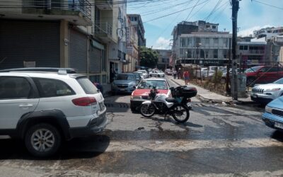 Si, UNA TAXISTA causa accidente en el centro