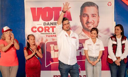 Daniel Cortina reafirma apoyo en la colonia Fausto Vega