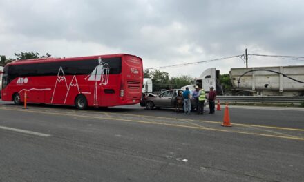 Choca automóvil contra autobús ADO en la autopista México–Tuxpan