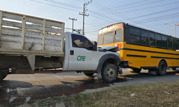Le dieron por «Detroit» a un Freightliner en Avenida Las Américas