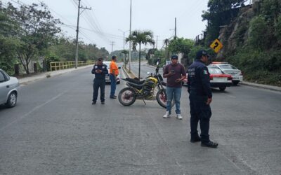 Motociclista intenta vuelta en «U» y provoca choque en Los Mangos