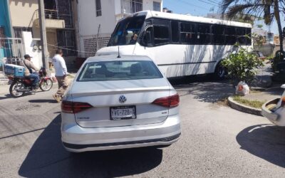 Choque entre autobús y vehículo particular en Campo Real; no hubo lesionados