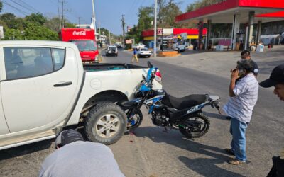 Colisión entre motocicleta e automóvil en el Libramiento López Mateos de Tuxpan; sin lesionados
