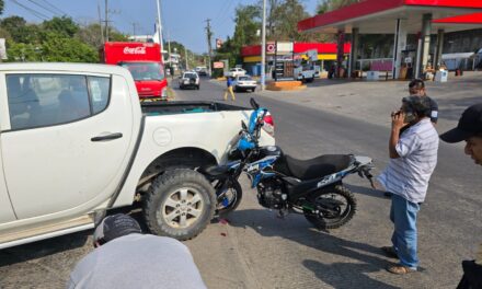 Colisión entre motocicleta e automóvil en el Libramiento López Mateos de Tuxpan; sin lesionados