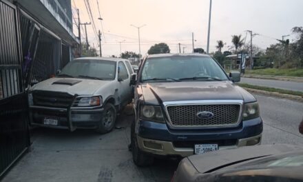 Pierde el control y provoca carambola vehicular en el libramiento López Mateos; no hubo lesionados