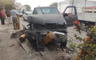 Accidente en la Cuauhtémoc deja camioneta destrozada