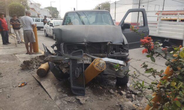 Accidente en la Cuauhtémoc deja camioneta destrozada