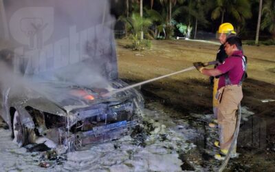 Fuego al filo de la Media Noche: un carro arde en el Estacionamiento de la Termo
