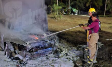 Fuego al filo de la Media Noche: un carro arde en el Estacionamiento de la Termo
