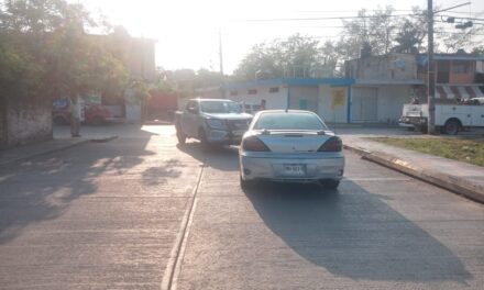 Choque en Santiago de la Peña por maniobra imprudente; sin lesionados