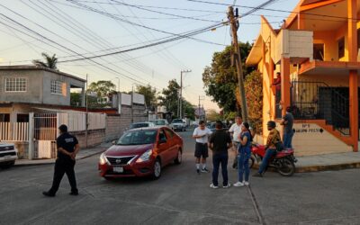 Motociclista no respeta preferencia y provoca accidente en la colonia El Esfuerzo; no hubo lesionados