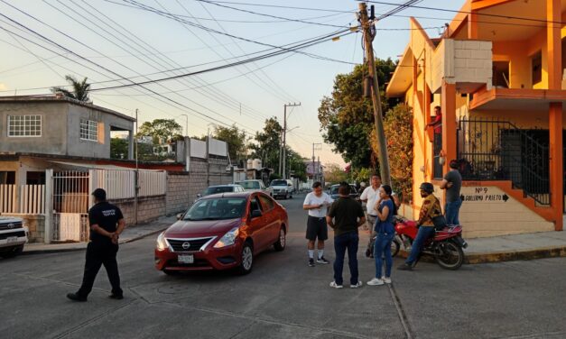 Motociclista no respeta preferencia y provoca accidente en la colonia El Esfuerzo; no hubo lesionados