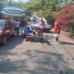 Abre la puerta SIN PRECAUCIÓN en Zapote Gordo y lesiona a un motociclista