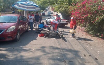 Abre la puerta SIN PRECAUCIÓN en Zapote Gordo y lesiona a un motociclista