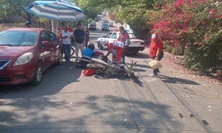Abre la puerta SIN PRECAUCIÓN en Zapote Gordo y lesiona a un motociclista