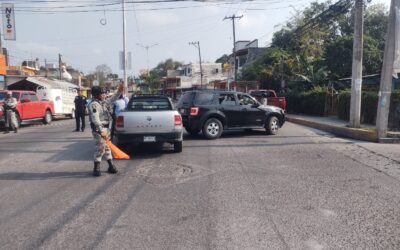 Aparatoso choque por maniobra imprudente en Las Américas; sólo daños materiales