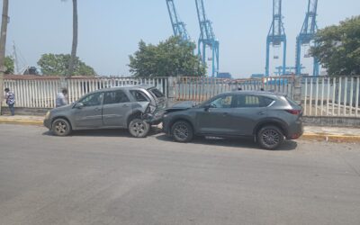 Mujer pierde el control y provoca accidente en La Calzada; hay una persona lesionada