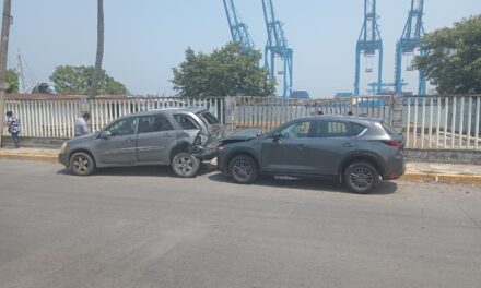 Mujer pierde el control y provoca accidente en La Calzada; hay una persona lesionada